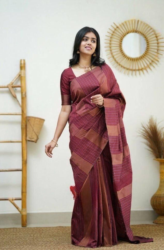Beautiful Rich Pallu & Jaccquard Work On All Over Saree - thevendorvilla
