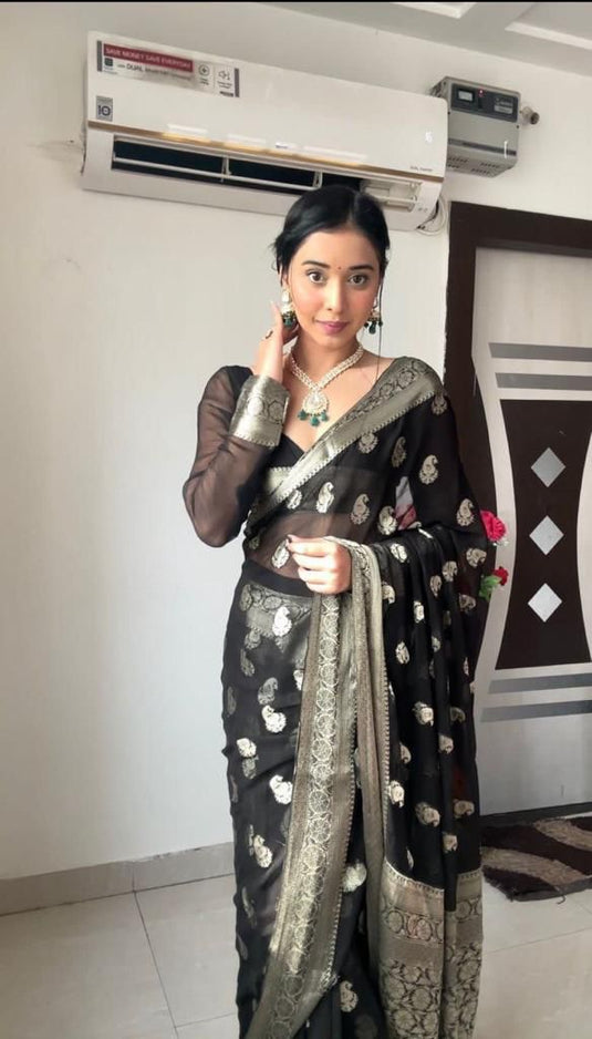 Instant Elegance: The One-Minute Saree